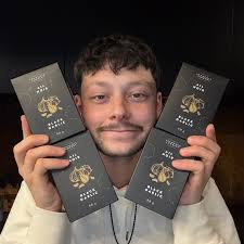 L'ail noir c'est la vie! 🖤 C'est un véritable trésor gastronomique. Oui,  ceci est un rappel de prendre votre jujube. 😏 Pourquoi prendre un jujube  ou deux… ou trois par jour? Parce