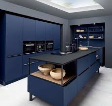 Cuisine Design Avec Ilot Ouverte Couleur Bleu Sombre Et Bois Avec Des Etageres Industrielles De Chez Sc Cuisines Design Cuisine Moderne Cuisine Blanche Et Bois