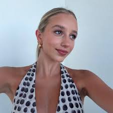 Today's #WhyAPhiWednesday is from Ella Dennis! Ella's a liberal studies  major and fashion design minor from Fort Wayne, Indiana! 🏝☀️ “I knew I  wanted to go through recruitment before coming to college,