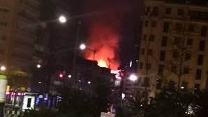 Viver com 3 três campi situados em lisboa, oeiras e loures, o técnico é uma realidade cheia de contrastes entre a proximidade do mar e do rio e o centro em destaque no técnico lisboa. Violento Incendio Consome Cobertura De Dois Predios No Saldanha Em Lisboa Portugal Correio Da Manha