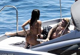 Loris karius took to twitter to apologise after the liverpool goalkeeper was photographed kissing another woman, saying his relationship with girlfriend sophia thomalla is falling apart. L Qlg9mcjbxeam