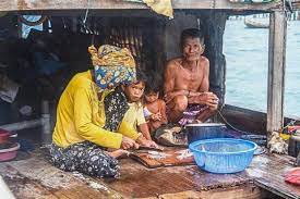 It's a simple life of fishing and bartering, and the people (despite how little they have in terms of 'first world' materialism) are a close and seemingly happy community. Uniknya Gaya Hidup Orang Laut Di Sabah Destinasi Mstar