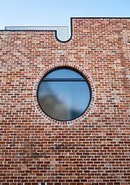 Am Ende Der Gasse Wohnskulptur Aus Roten Ziegeln Ziegel Design Runde Fenster Backstein