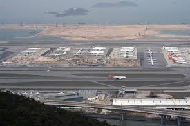 Juga dikenali sebagai lapangan terbang chek lap kok kerana lokasinya, ia telah beroperasi secara komersial sejak 1998, menggantikan lapangan terbang kai tak sebagai pusat penghantaran. Hk Airport Operator Receives Hk 35bn Loans From 21 Banks