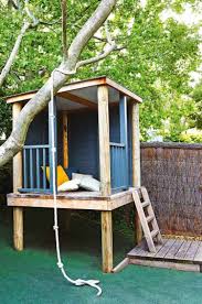 Realisez Une Cabane En Bois Sur Pilotis Et Offrez A Vos Bambins Des Journees Pleines De Sourires Maison 2018 Cabane Jardin Enfant Cabane Jardin Cabane Diy