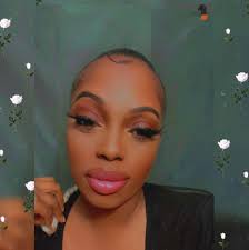 Drake posted a new selfie while wearing a Bonnet and he's getting roasted  for it 😅