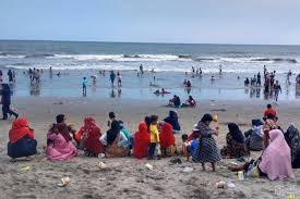 Lukisan pemandangan di tepi pantai pada waktu senja. Pantai Sumedang Wisata Sederhana Di Pessel Alternatif Tanpa Macet Cendana News