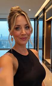 Kelly Brook, born in Rochester, Kent in 1979, rose to fame in the late  1990s as a quintessential British glamour model and quickly became a  household name thanks to her radiant beauty