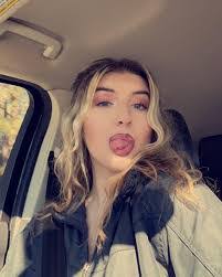 Carly Grace's Instagram, Twitter & Facebook