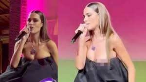 Clara, incidente sexy durante lesibizione: il vestito va giù