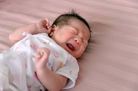 Bayi akan tidur dengan total waktu 14 hingga 16. Perkembangan Bayi 7 Minggu Si Kecil Sudah Bisa Apa