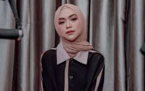Ia merupakan adik kedua dari penulis sekaligus aktris oki setiana dewi. Atta Halilintar Segera Jadi Ayah Ria Ricis Bakal Dijodohkan Dan Nikah Tahun Depan