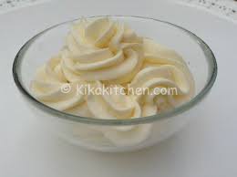 La crema al burro (o buttercream) è una crema molto utilizzata nella pasticceria di tradizione e' una crema a base di burro e zucchero a velo. Crema Al Burro Bimby Facile E Veloce Kikakitchen