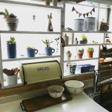 キッチン窓にひと手間プラスでガラリと変身 窓活用のコツ インテリア 棚 棚 インテリア