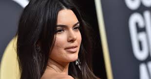 Akné má aj Kendall Jenner: Nová kampaň dokazuje, že sa nemáte za čo hanbiť!