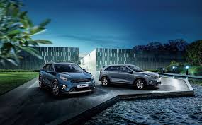 Aux abords de la tour eiffel par une journée grise, au premier contact visuel avec le niro, kia me semble avoir hésité entre un break et tu te gares pour 1/3 du prix des parking vinci et tu recharges ta voiture à chaque arrêt. Nouveau Kia Niro Les Prix Des Versions Hybride Et Hybride Rechargeable Restylees L Automobile Magazine