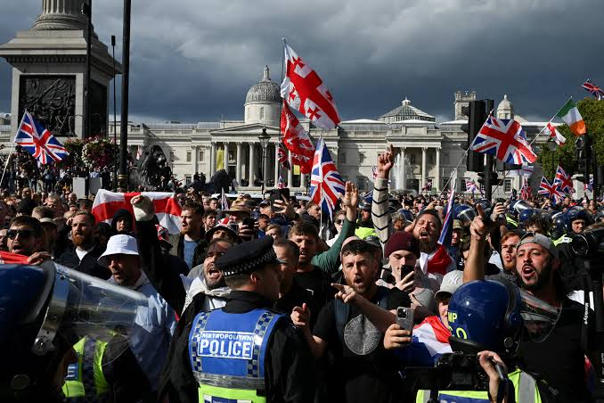 Police and protesters scuffle as 110,000 join anti-migrant London protest | Reuters