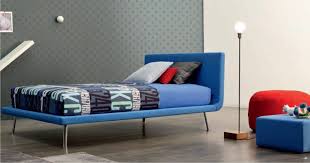Germano offre la possibilità di creare letti imbottiti moderni, matrimoniali, letti alla francese, letti a una piazza e mezza, letti singoli, sommier e anche con contenitore. Letto Moderno Minimale Aspen