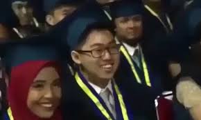 Lalu apa quotes dan kesan pesan buku kenang kenangan terbaru 2019 yang bisa kalian gunakan untuk mengisi buku. Video Viral Biografi Kocak Wisudawan Cum Laude Itb Davin Kurniawan Bikin Terpingkal Pingkal Surya Kepri