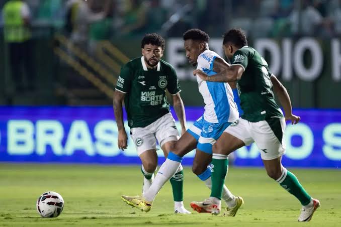 Goi&aacute;s vence Londrina, sobe na tabela e fica a um ponto do G-6
