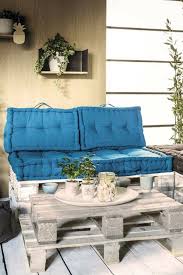 Fabriquer un canapé en palette est un bon moyen de rompre avec une décoration conventionnelle, et permet d'allier économie financière et geste pour la. 11 Idees De Meubles Confortables A Fabriquer Avec Des Palettes Coussins Interieur Exterieur Idees De Meubles Fabriquer Un Canape Et Mobilier De Salon