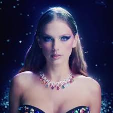 Which Taylor do you like, with or without makeup?