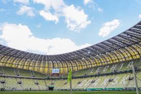 Lechia gdańsk w dniu meczu lechii na stadion energa gdańsk kibice moga również korzystać z kolejek skm kursujacych. Lechia Gdansk Zagra Z Kibicami Na Plytach Pcv Sprytne Rozwiazanie Gdanskiego Klubu Super Express