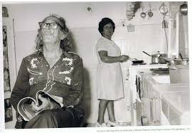 Salvador Dali Et Paquita Buetas Regardant L Unique Televiseur De La Maison De Port Lligat En 1977 Depuis Dali Par Amanda Salvador Dali Dali Salvador