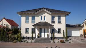 Das Leben In Einer Massivgebauten Mediterranen Stadtvilla Ermoglicht Unser Modernes Einfamilienhaus Lindner Dur Baumeister Haus Haus Aussendesign Stadtvilla