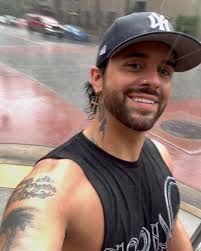 Instagram 用户 TYLER RAYN