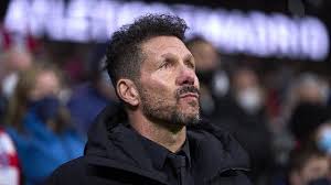 Simeone, le lacrime nel minuto di silenzio per la scomparsa del padre  Carlos