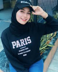  Gambar Mungkin Berisi 1 Orang Dekat Model Pakaian Gaya Wanita Wanita