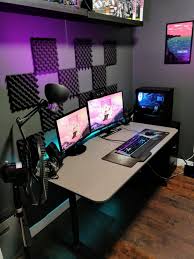 Gaming Schreibtisch Selber Bauen Einfache Diy Ideen Fur Den Spielspass In 2020 Spielzimmerdekoration Gaming Schreibtisch Gameroom Ideen