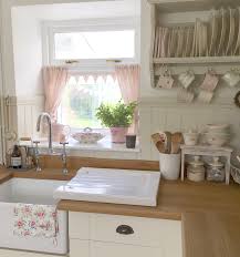 Cuisine De Chalet Avec Rideaux Susie Watson De Style Cafe Hugsandhearts Mobelid In 2020 Haus Kuchen Shabby Chic Betten Shabby Chic Badezimmer