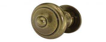 Ensemble De Poignee De Porte Sur Rosace Provence Trou Serrure Fer Forge Rouille Et Porcelaine De Limoges Beige 1001poignees Votre Specialiste De La Poignee Poignee De Porte Fer