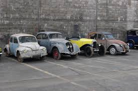 Automobiles de collection a vendre. 70 Vehicules Anciens Retrouves Dans Une Grange En Bretagne