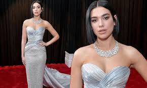 This dress was made for me by versace, the singer told people on the carpet. Dua Lipa Looks Flaunts Cleavage In Silver Dress At Grammy Awards Daily Mail Online
