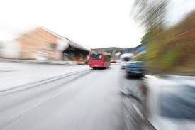 Er fährt mit dem bus هو يذهب بالباص. Schramberg Stehen Gelassen Bus Fahrt Dreist Vorbei Schramberg Umgebung Schwarzwalder Bote