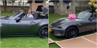 Jun 23, 2021 · luego, mientras van andando en la calle, un hombre aparece para pedirle una foto a epa colombia y ella contesta: Epa Colombia Pinto Convertible Mazda De Rosado Keratinas Ninas Canal 1