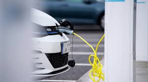 Notbremsassistenten im auto sind hilfreich. Wie Gefahrlich Sind Brande Bei Elektro Autos Das Erste