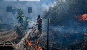 Σύμφωνα με πληροφορίες από την πυροσβεστική υπηρεσία η φωτιά καίει σε δύσβατο σημείο και αυτή την ώρα ισχυρή δύναμη επιχειρεί. Dhqmuu1tbgjqqm