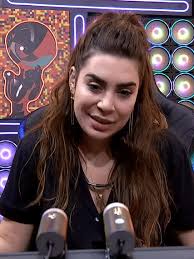 BBB 22: Descalça, Naiara Azevedo mata barata e anuncia: 'Morreu!'