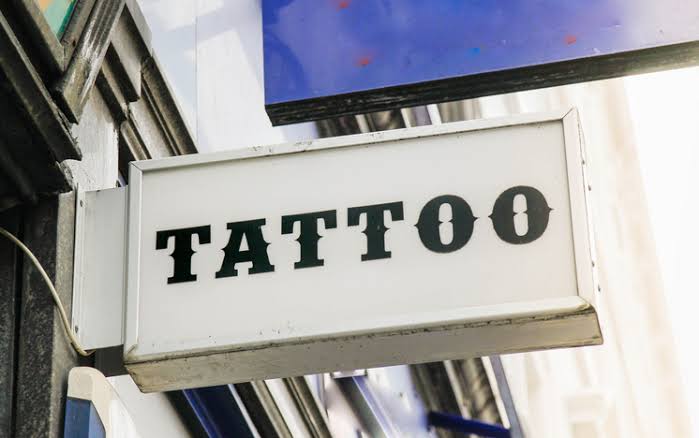 Studio de tatuaje din Florida refuză militarii și stârnește scandal național
