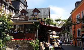 Hauptfigur ist die germania mit der kaiserkrone in der erhobenen rechten und dem reichsschwert in der linken hand. Rudesheim Reiseberichte Tipps