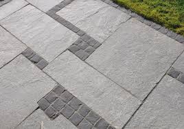 Ein Tolles Muster Kavala Quarzit Terrassenplatten Mit Passenden Blockstufen Der Griechische Quarzit Hat Garten Fliesen Steinterrassen Garten Landschaftsbau