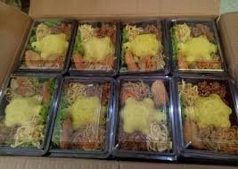 Nasi putih hangat•daun ginseng•jagung manis serut•wortel potong sesuai selera•bawang bombay iris memanjang•kecil bawang putih cincang halus•saos tiram•lada bubuk. Resep Nasi Kuning Box Untuk Anak Tk Oleh Fira Firdiana Cookpad