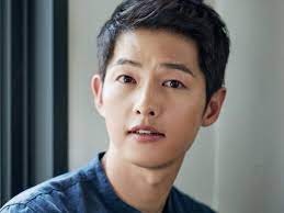 Ancak lisenin ilk yılında bir kaza geçirdi ve sporu bırakmak zorunda kaldı. Song Joong Ki Lee Hee Joon And Kwon Hae Hyo To Complete Shooting For Bogota In South Korea