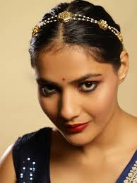 Buy Gold-Plated White Kundan-Studded Pearl Beaded Hair Band