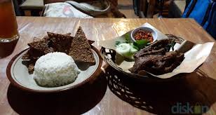 Cara membuat kandang bebek sederhana cukup mudah, sesuai dengan sebutannya sederhana maka kandang bebek ini juga memang sederhana namun tetap memperhatikan syarat kandang yang. Bebek Goreng Mbok Klumpuk Bebek Goreng Sederhana Dengan Rasa Yang Istimewa Jogja