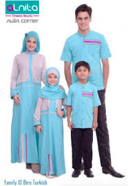 Contoh baju copel ayah ibu waktu acara lamaran anak : 9 Rekomendasi Baju Muslim Seragam Keluarga Untuk Menambah Kekompakan